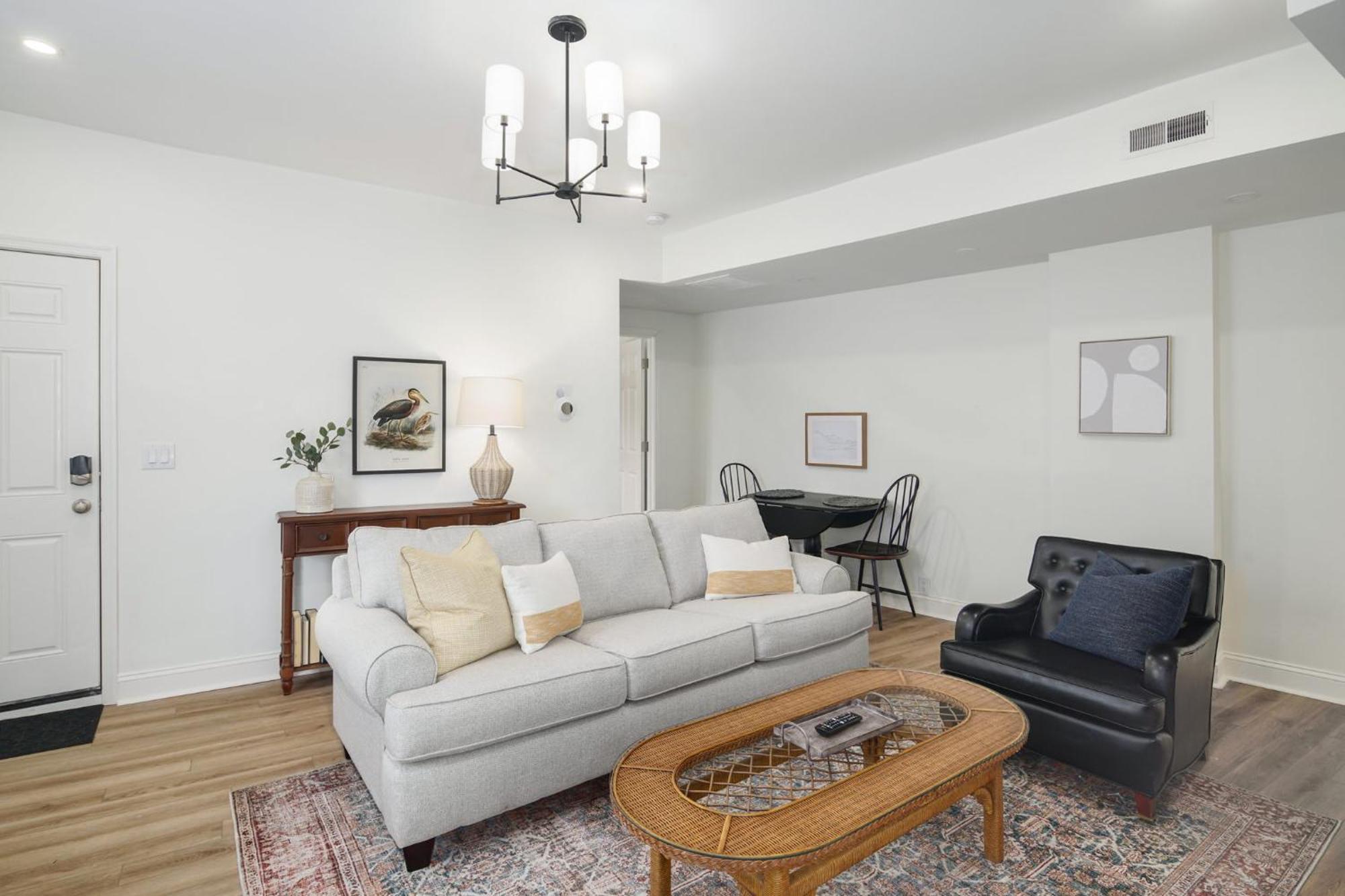 Silverwood Serenity: Large 2b 2b With Parking Apartment