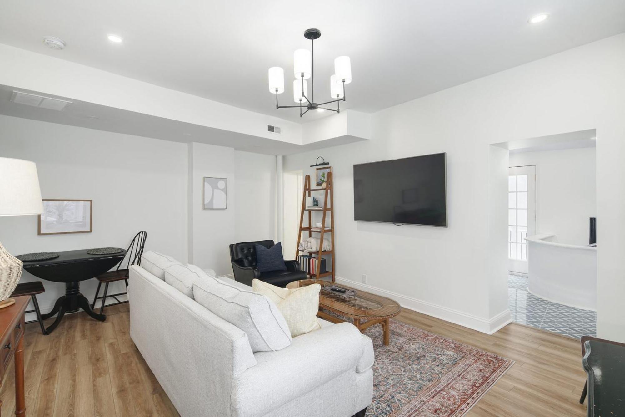 Apartment Silverwood Serenity: Large 2b 2b With Parking *