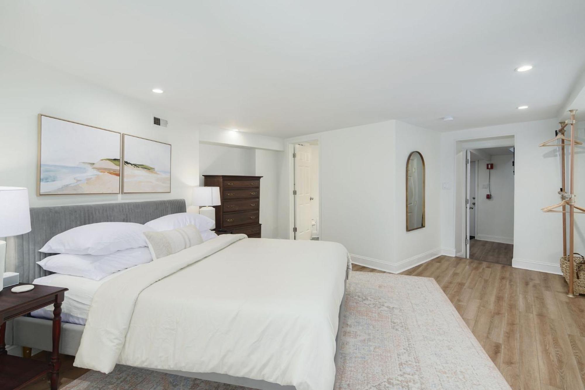 Silverwood Serenity: Large 2b 2b With Parking Apartment